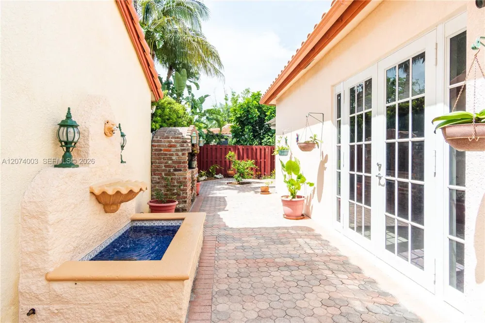 10564 NW 57th St Doral, FL 33178
