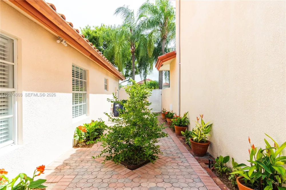 10564 NW 57th St Doral, FL 33178