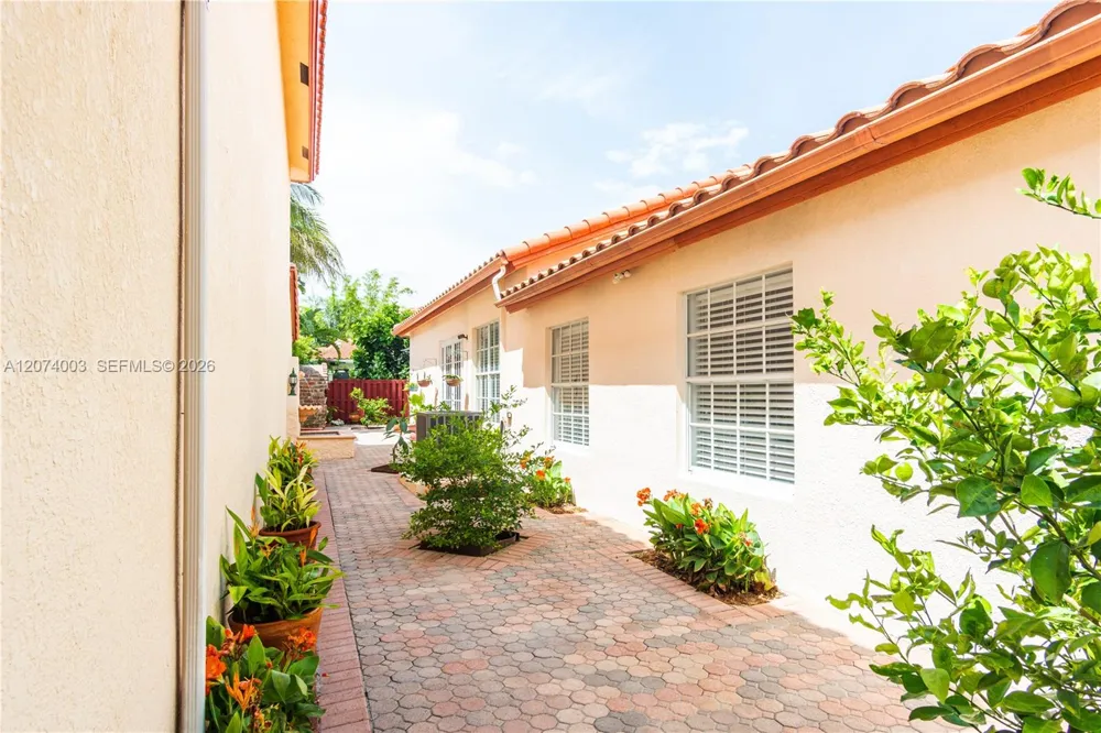 10564 NW 57th St Doral, FL 33178