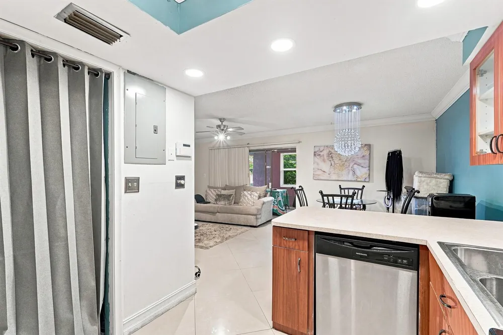 6 Spinning Wheel Lane Tamarac, FL 33319