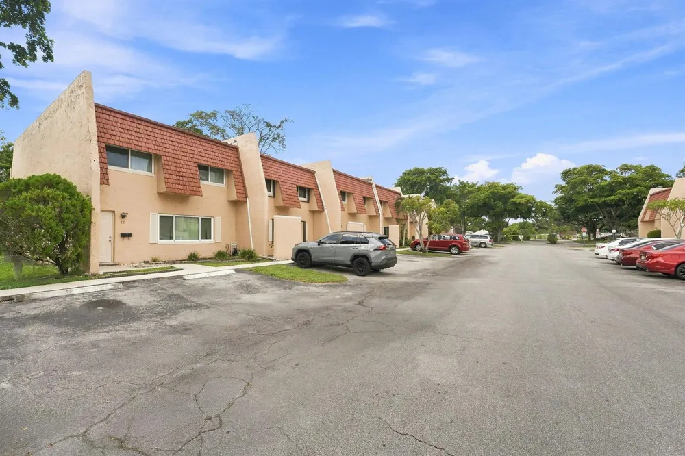6 Spinning Wheel Lane Tamarac, FL 33319