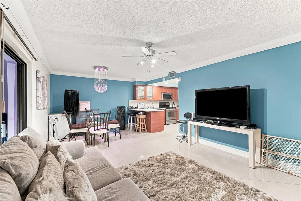 6 Spinning Wheel Lane Tamarac, FL 33319