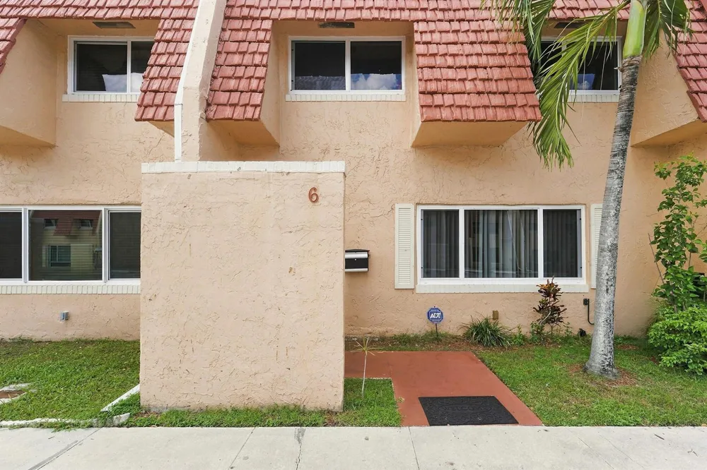 6 Spinning Wheel Lane Tamarac, FL 33319
