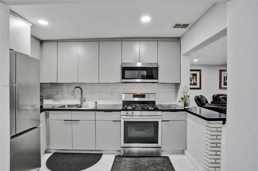 903 W 77th St Hialeah, FL 33014