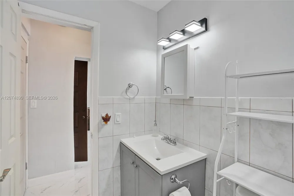 903 W 77th St Hialeah, FL 33014