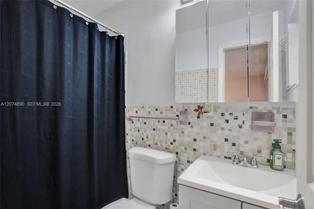 903 W 77th St Hialeah, FL 33014