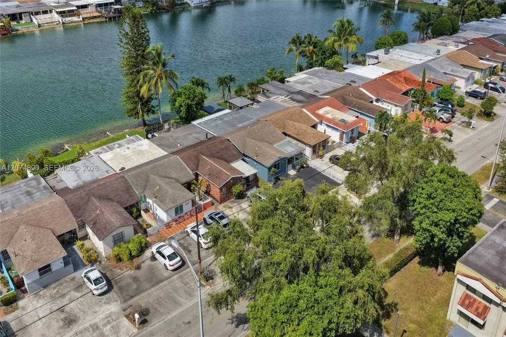 903 W 77th St Hialeah, FL 33014