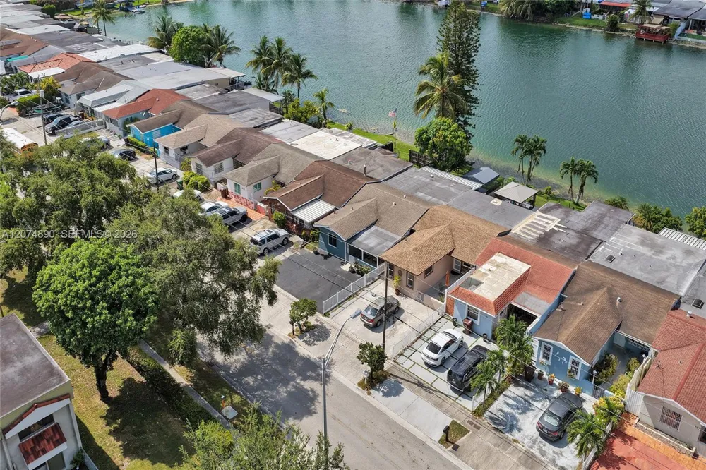 903 W 77th St Hialeah, FL 33014