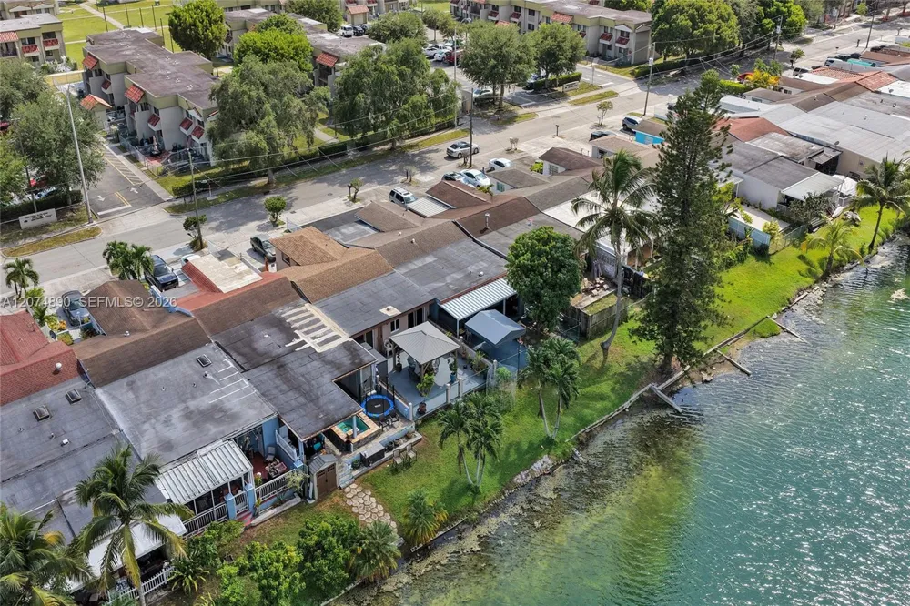 903 W 77th St Hialeah, FL 33014