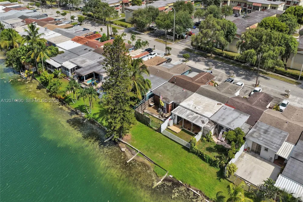903 W 77th St Hialeah, FL 33014
