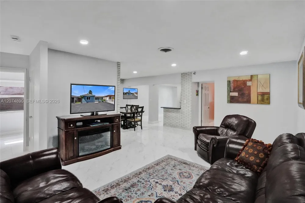 903 W 77th St Hialeah, FL 33014