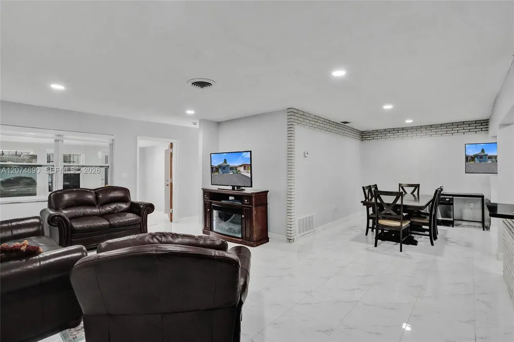 903 W 77th St Hialeah, FL 33014