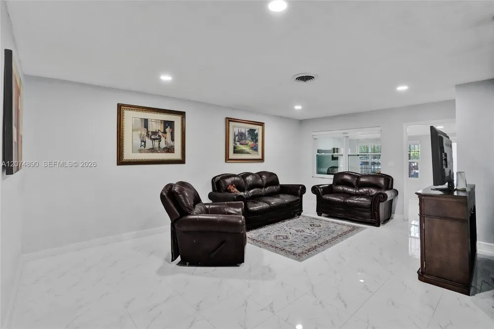 903 W 77th St Hialeah, FL 33014