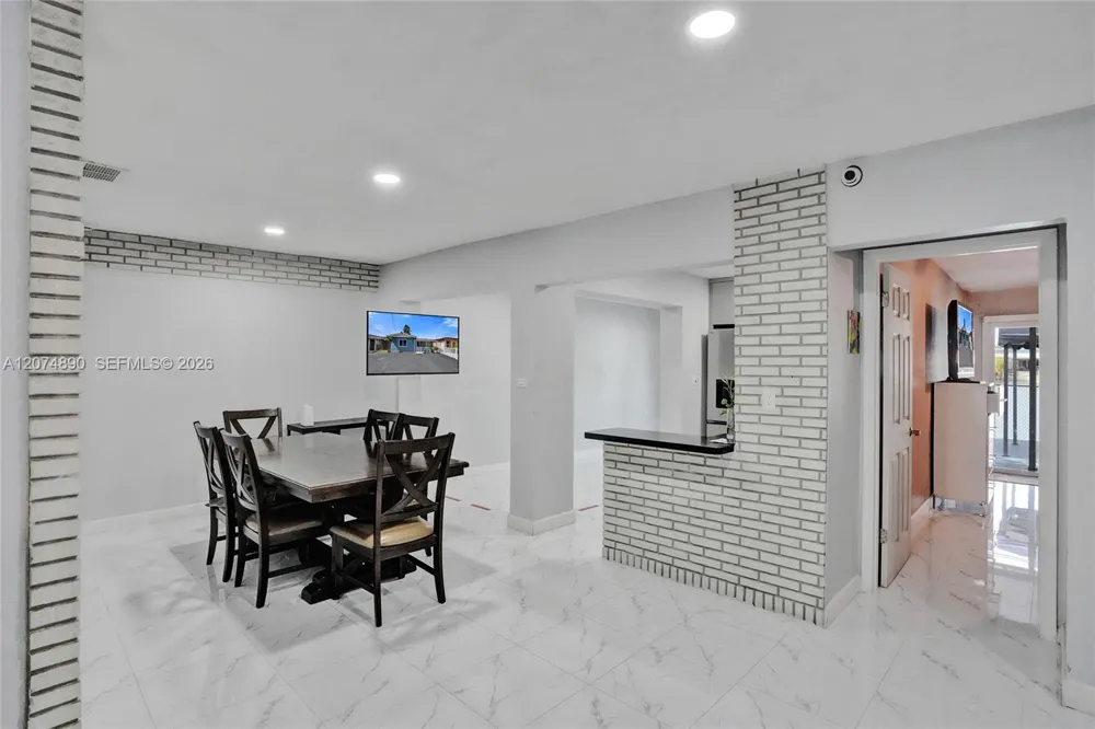 903 W 77th St Hialeah, FL 33014