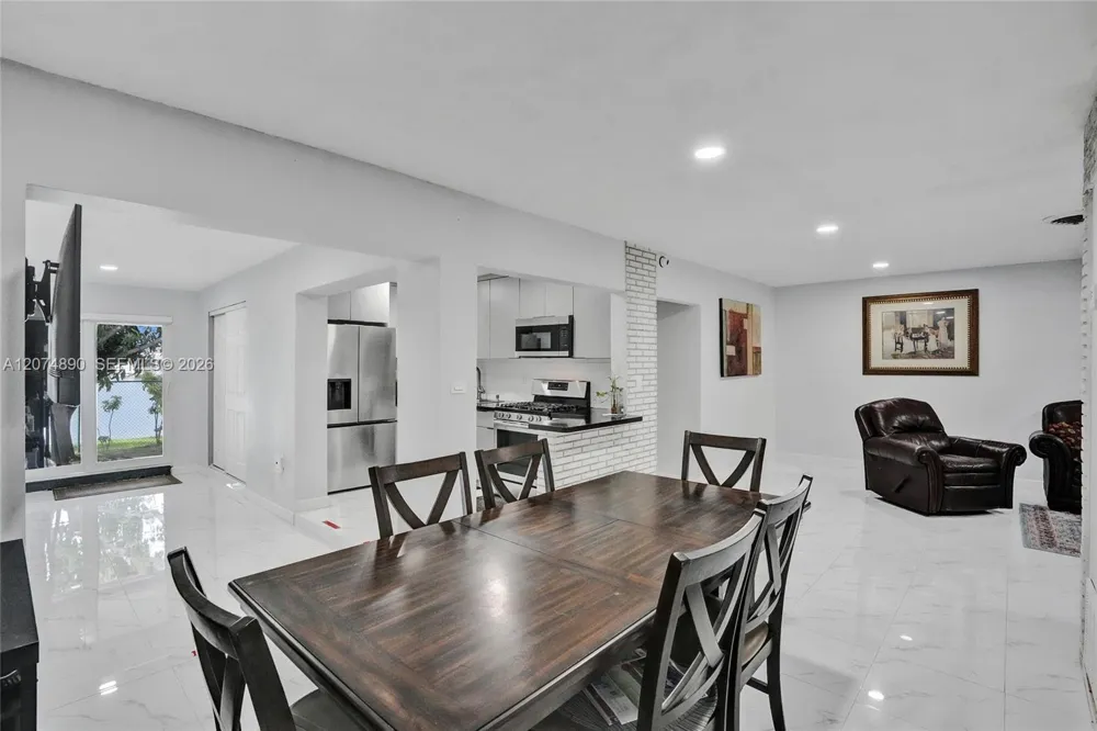 903 W 77th St Hialeah, FL 33014