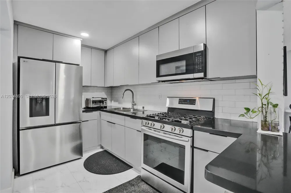 903 W 77th St Hialeah, FL 33014