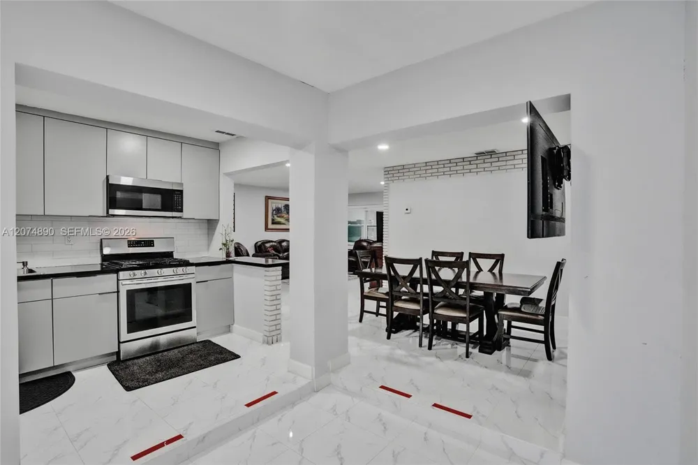 903 W 77th St Hialeah, FL 33014