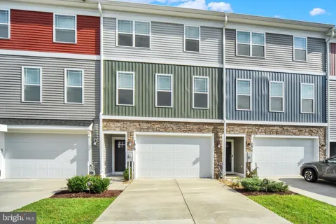7819 WOLF RUN LANE