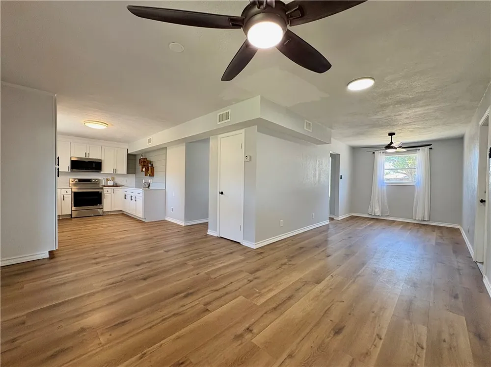 221 Ghent Place Portland, TX 78374