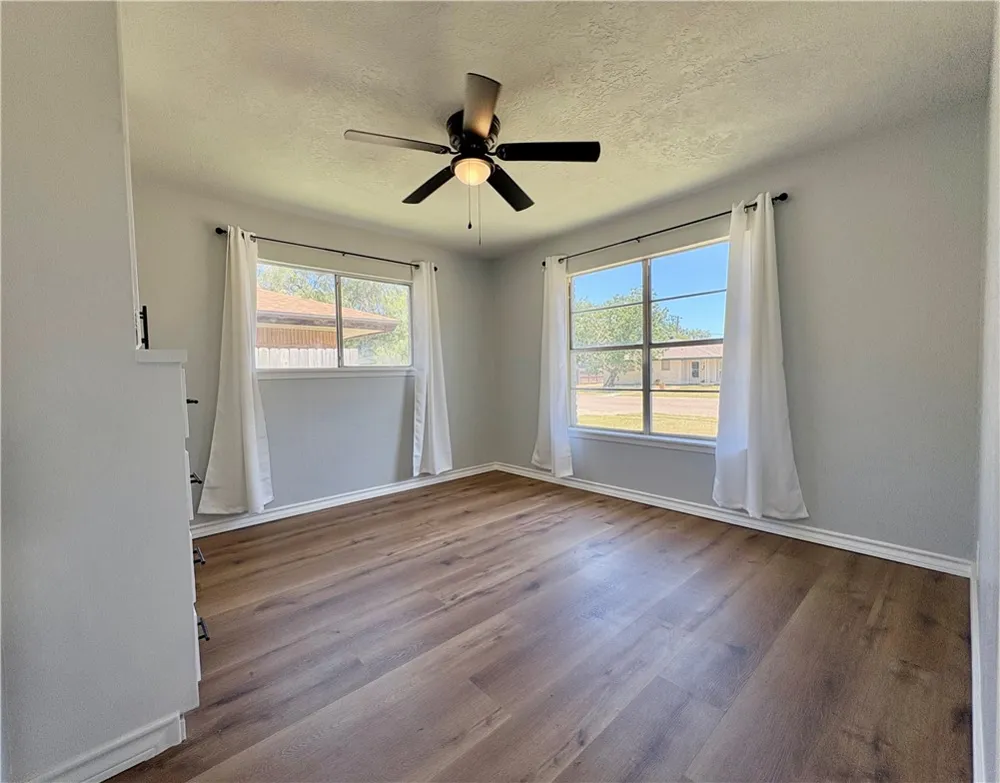 221 Ghent Place Portland, TX 78374