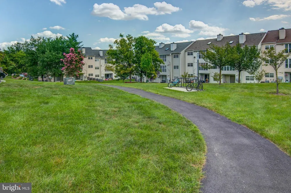 102 PROSPERITY AVENUE SE #E Leesburg, VA 20175
