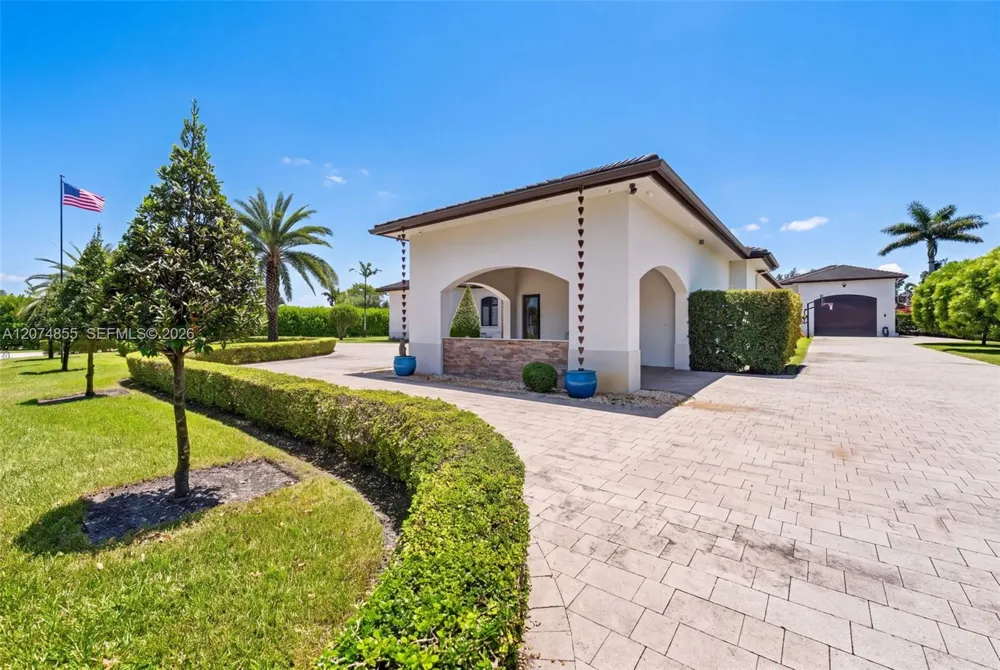 10352 NW 131st St Hialeah Gardens, FL 33018