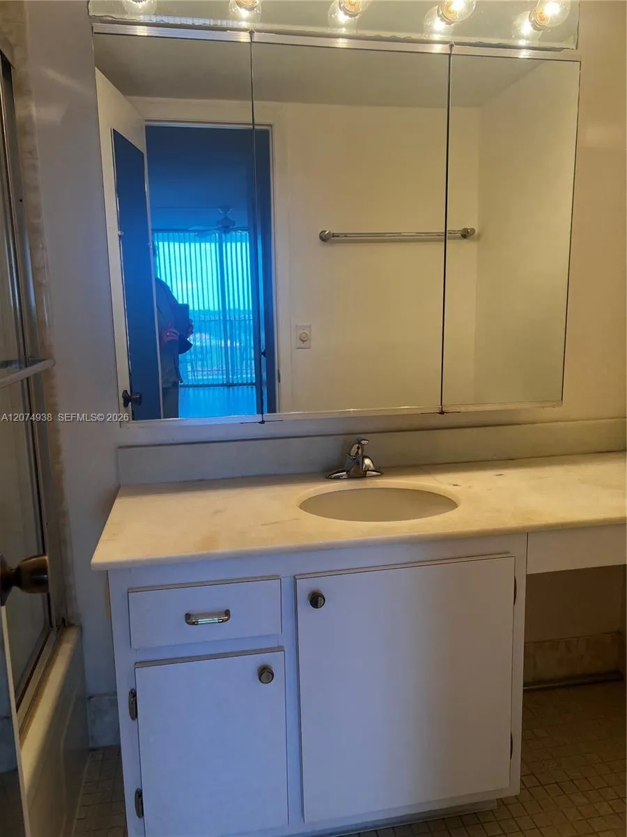 2750 NE 183rd St #807 Aventura, FL 33160