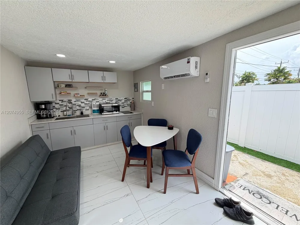 6830 SW 8th St #STUDIO Pembroke Pines, FL 33023