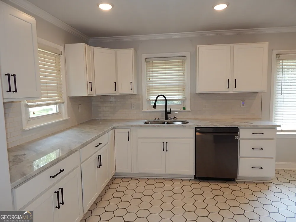 201 Vinson ST Byron, GA 31008
