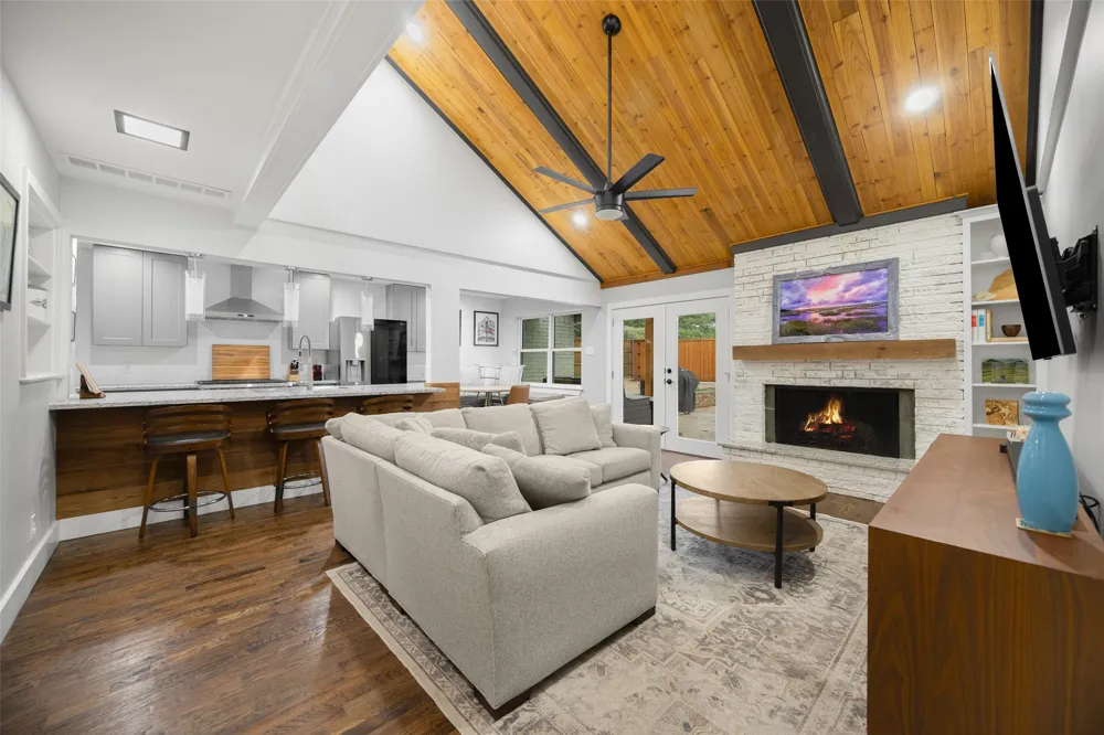 9827 Vistadale Drive Dallas, TX 75238