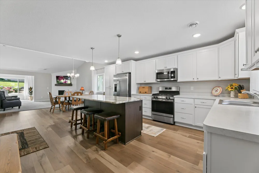 6049 Iris Lane Rockford, MN 55373