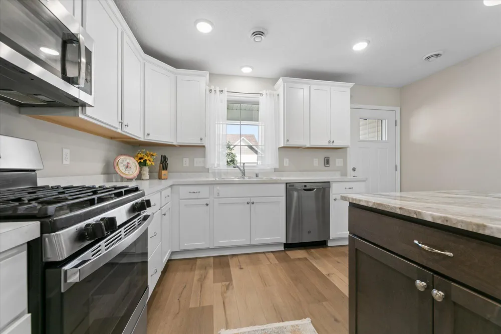 6049 Iris Lane Rockford, MN 55373