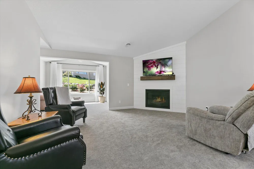 6049 Iris Lane Rockford, MN 55373