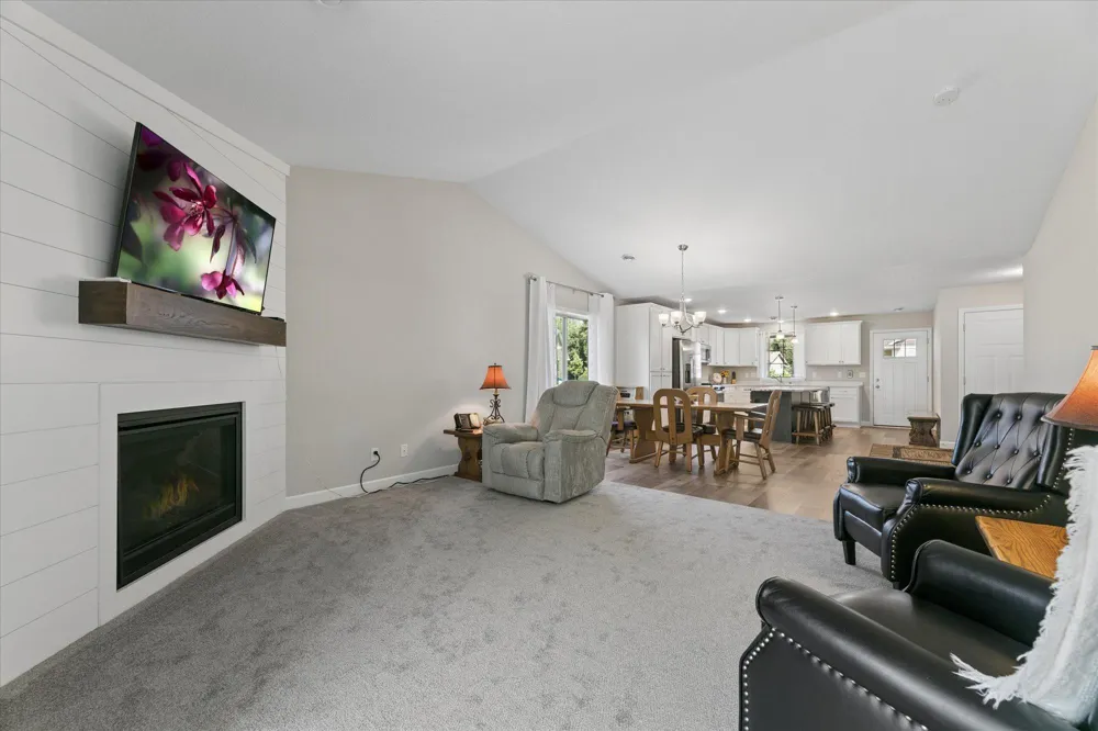 6049 Iris Lane Rockford, MN 55373