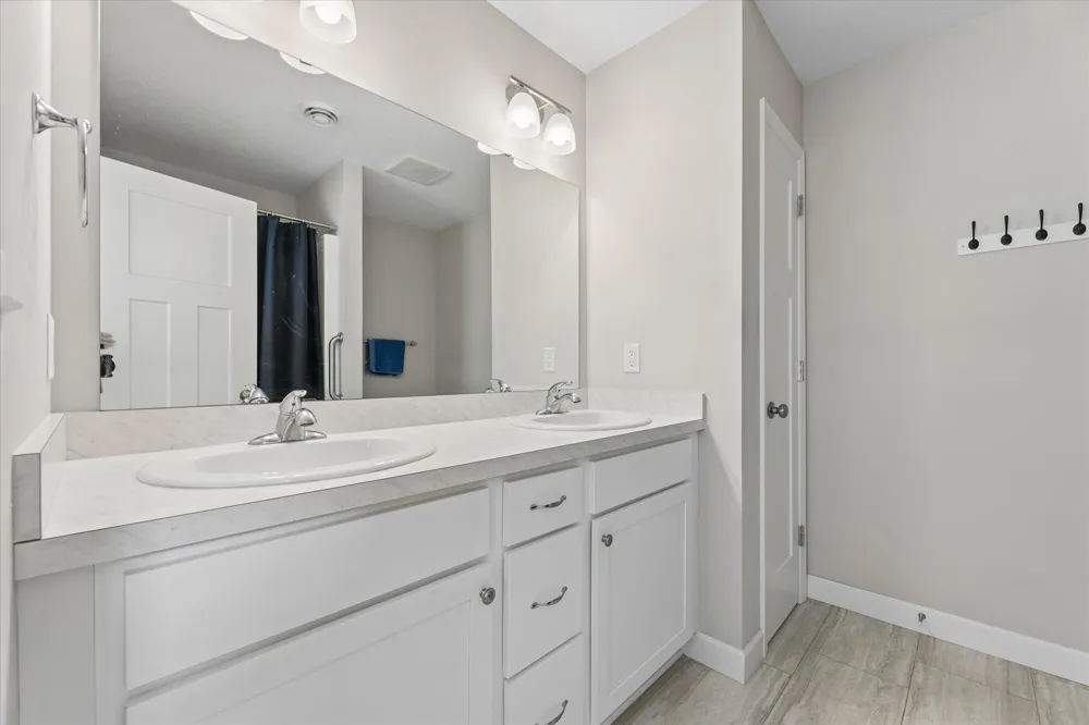 6049 Iris Lane Rockford, MN 55373