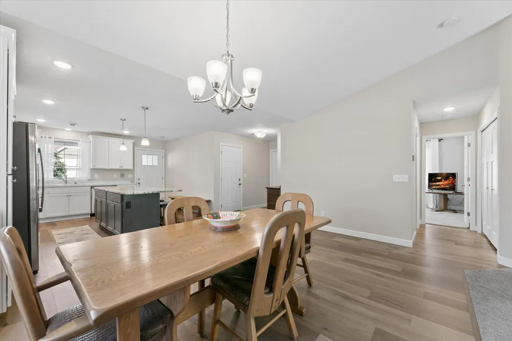6049 Iris Lane Rockford, MN 55373
