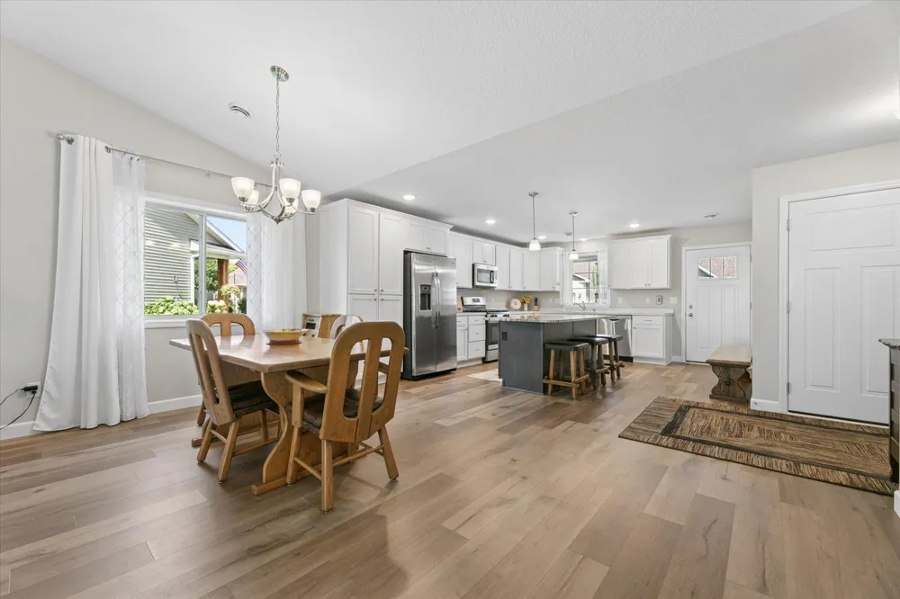 6049 Iris Lane Rockford, MN 55373