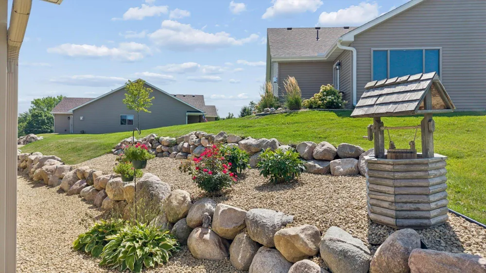 6049 Iris Lane Rockford, MN 55373