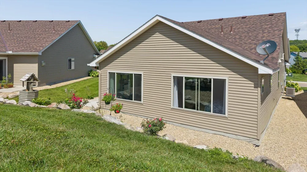 6049 Iris Lane Rockford, MN 55373