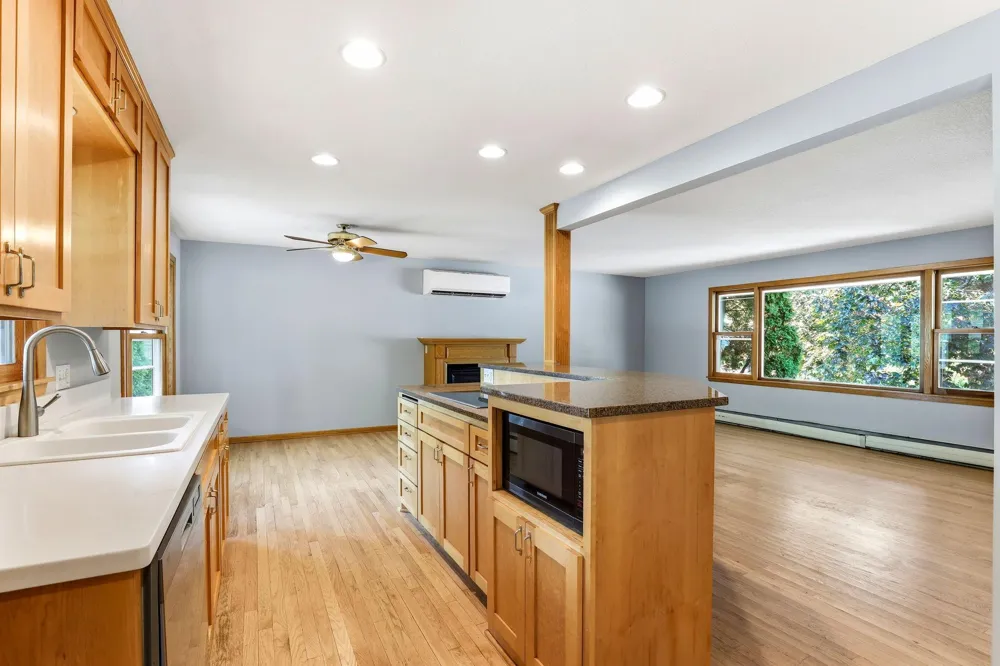 1866 Shryer Avenue W Roseville, MN 55113