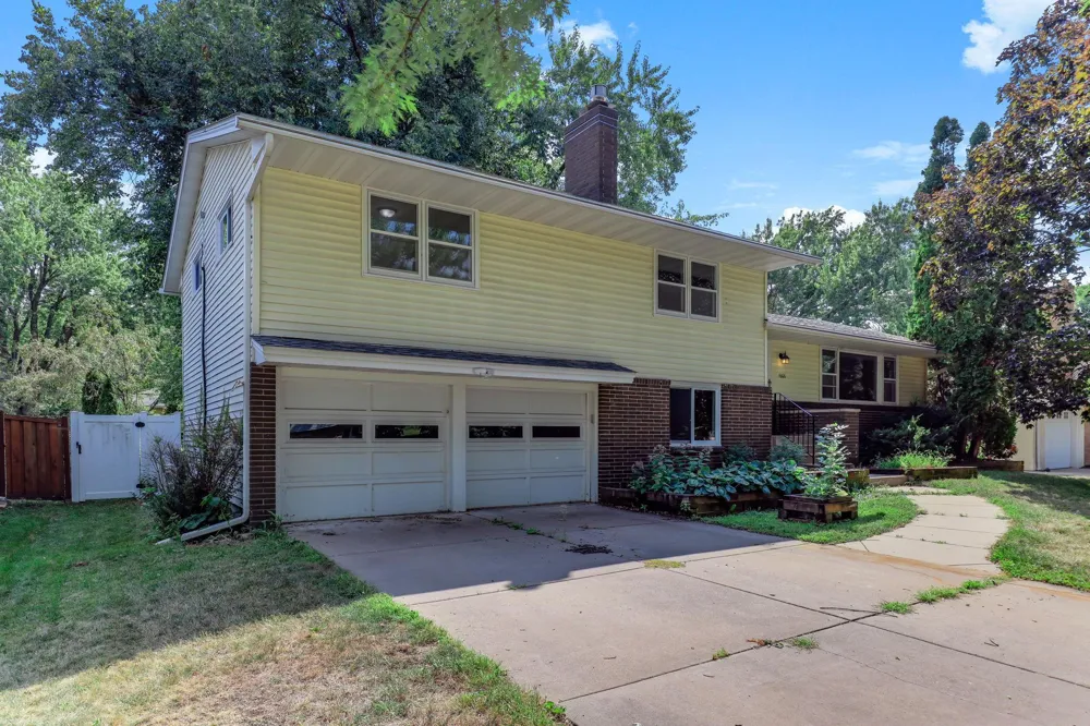 1866 Shryer Avenue W Roseville, MN 55113