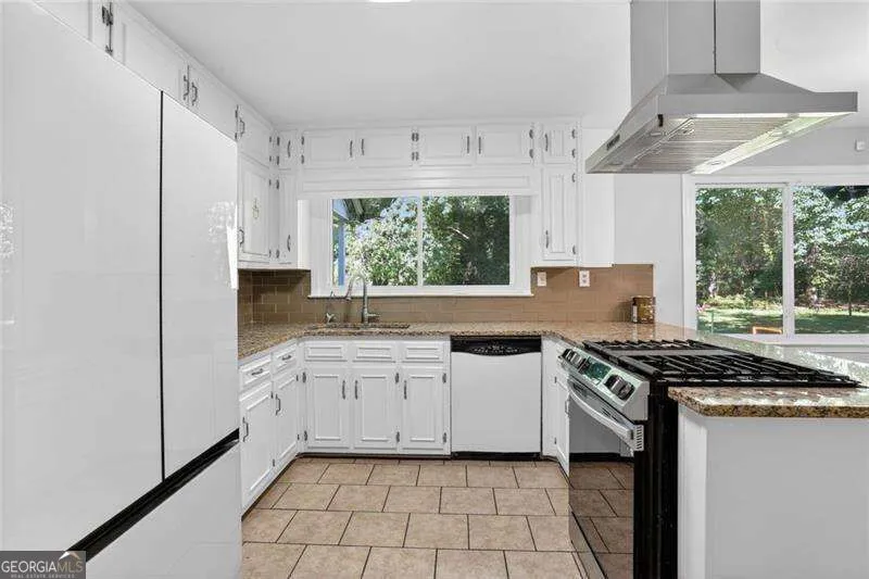 2223 Angela DR SW Lilburn, GA 30047