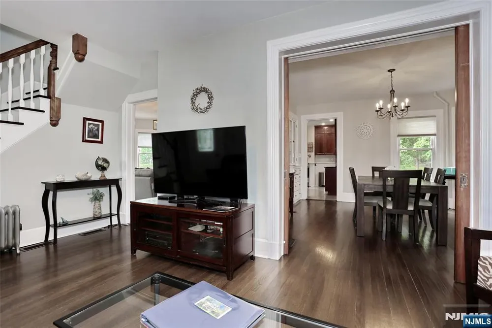 142 Wyckoff Avenue Waldwick, NJ 07463