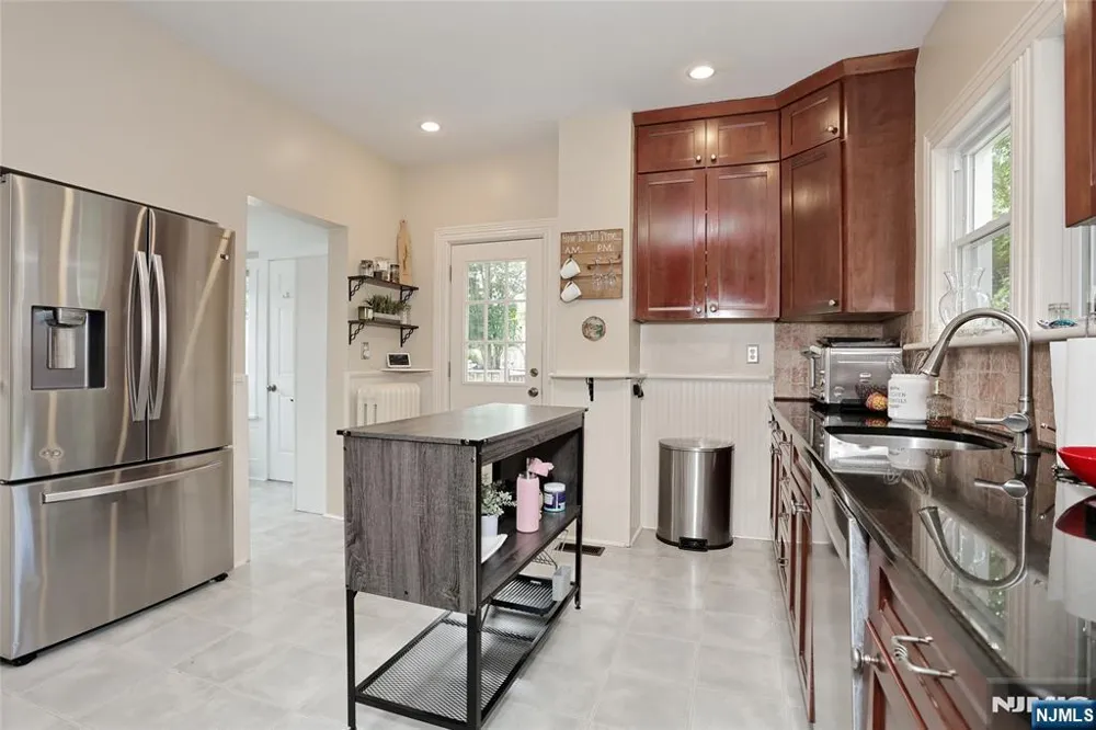 142 Wyckoff Avenue Waldwick, NJ 07463