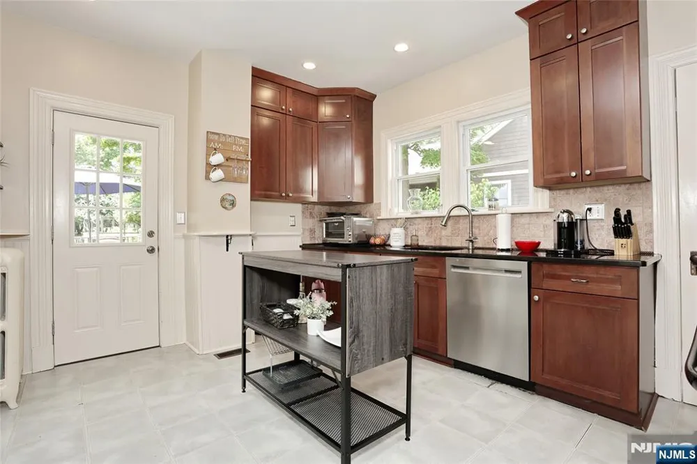 142 Wyckoff Avenue Waldwick, NJ 07463
