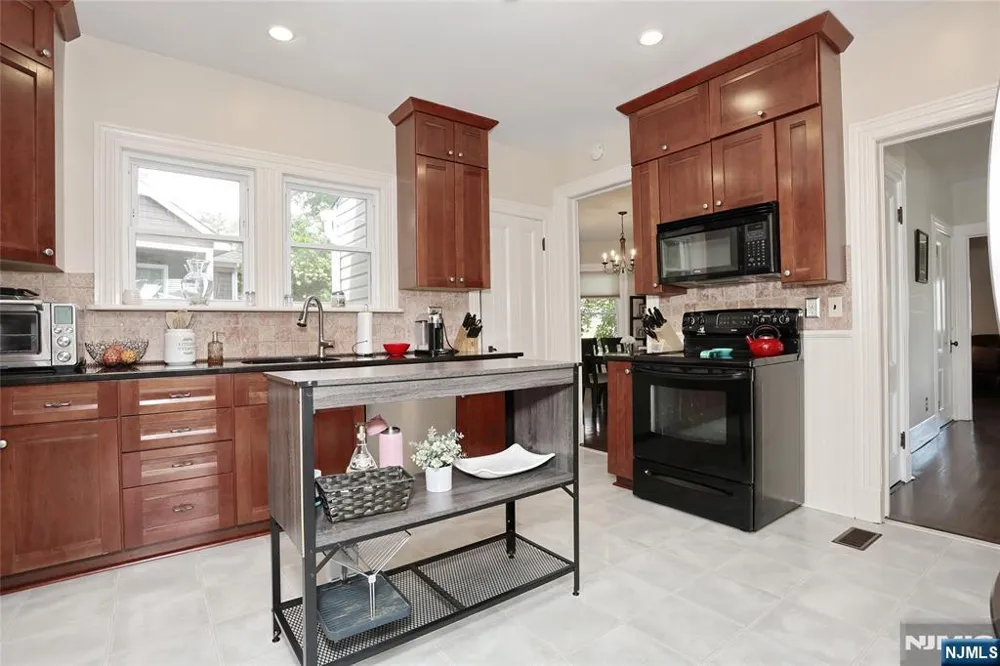 142 Wyckoff Avenue Waldwick, NJ 07463