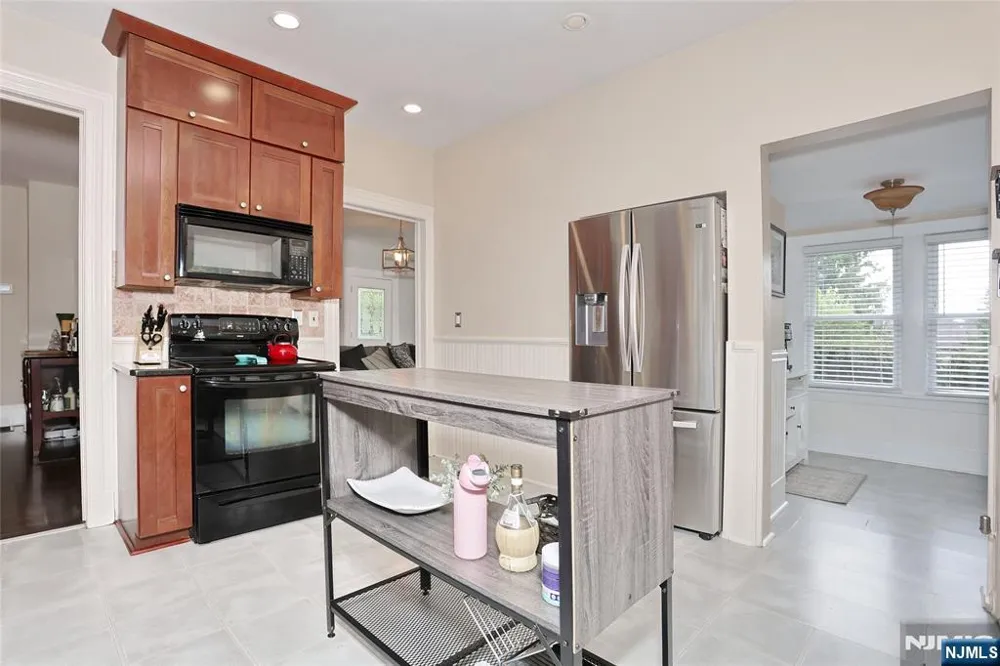 142 Wyckoff Avenue Waldwick, NJ 07463