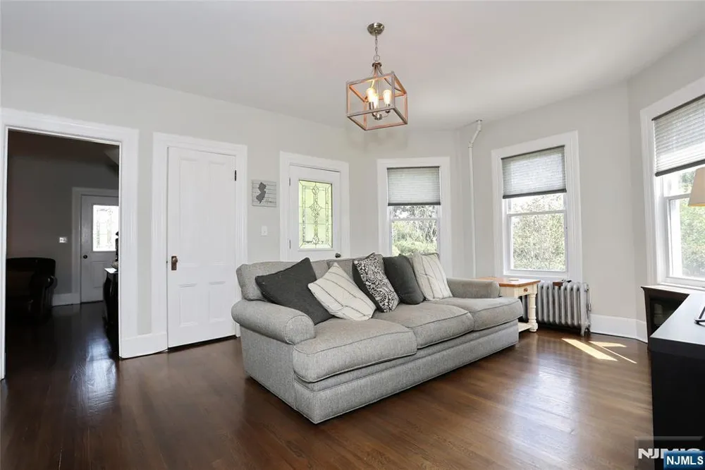 142 Wyckoff Avenue Waldwick, NJ 07463
