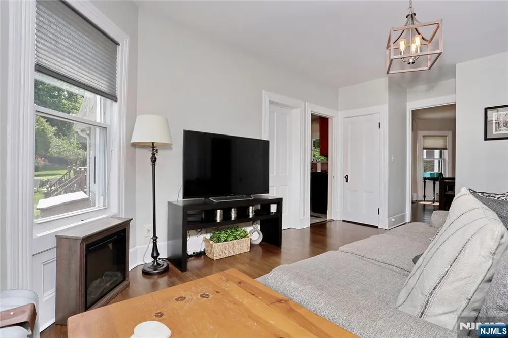 142 Wyckoff Avenue Waldwick, NJ 07463