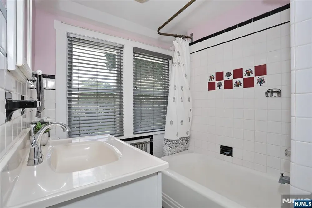 142 Wyckoff Avenue Waldwick, NJ 07463